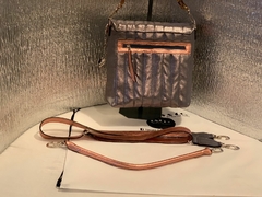 Imagen de CARTERA DE CUERO ITALIANO OVEJA 100% METALIZADO MATELASEADA MODELO "FABRIZIA".-