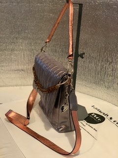 CARTERA DE CUERO ITALIANO OVEJA 100% METALIZADO MATELASEADA MODELO "FABRIZIA".-