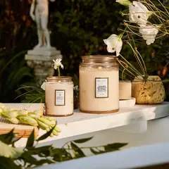 JASMIN MIDNIGHT BLOOMS VELA EN FRASCO DE VIDRIO CHICA en internet