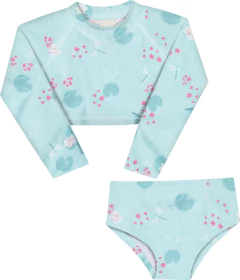 Conjunto de blusa e calcinha em estampa leve com libélulas e flores, em tom azul claro.