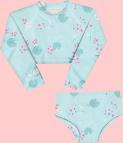 Conjunto de blusa e calcinha em estampa leve com libélulas e flores, em tom azul claro.