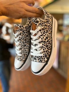 ZAPA CON PLATAFORMA DE LONA ANIMAL PRINT en internet