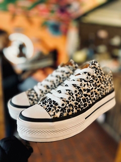 ZAPA CON PLATAFORMA DE LONA ANIMAL PRINT - comprar online