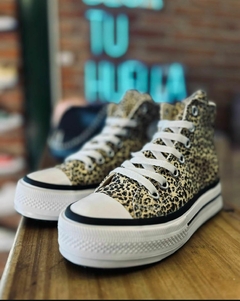 ZAPA BOTITA CON PLATAFORMA DE LONA ANIMAL PRINT en internet
