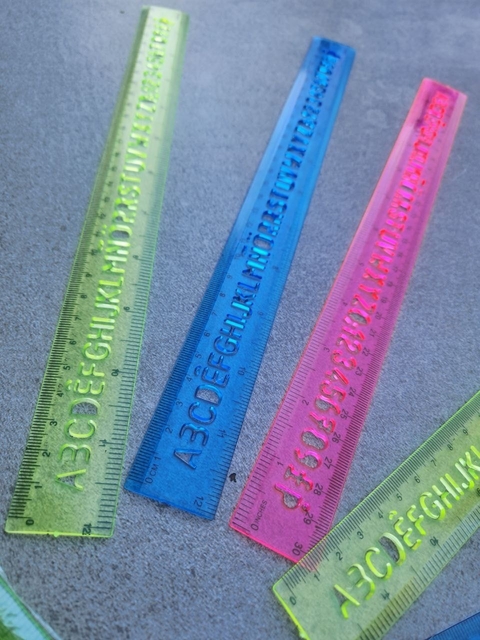 Regla con molde de letras (30cm)