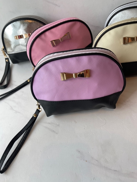 Necessaire "VICTORIA" con aplique metalizado de moño y correa