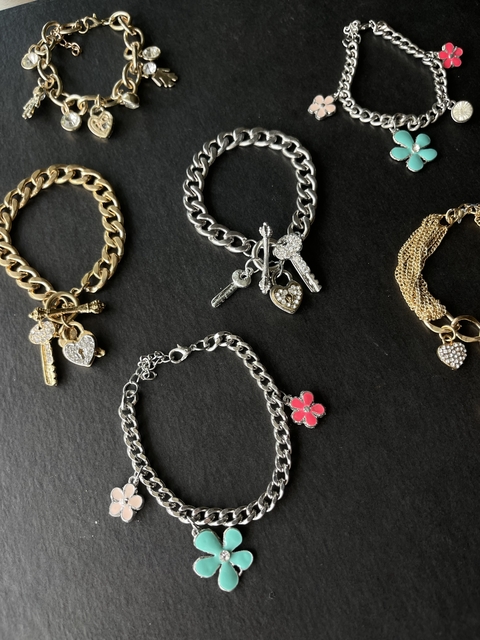 Pulseras con dijes (x6 unidades) % (con fallas!!! Por eso su precio)