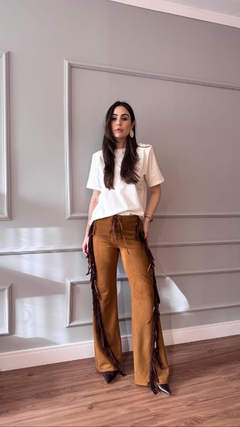 Calça suede com franjas na lateral