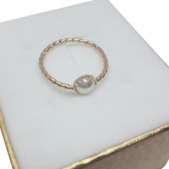 Anillo trozado con perla laminado en oro 18k