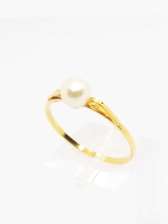 Anillo laminado en oro 18k con perla.