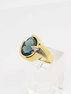 Anillo laminado en oro 18k, piedra cristal Zafiro.