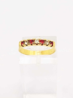 Anillo combinado con piedra roja y blanca laminado en oro 18k Rommanel