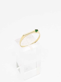 Anillo con piedra verde esmeralda laminado en oro 18k