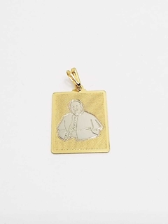 Dije religión con imagen papa Francisco laminado en oro 18k - comprar online