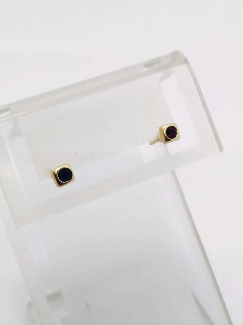 Aro laminado en oro 18 k con piedra color rubí.