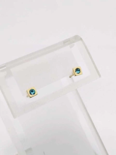 Aro laminado en oro 18 k con piedra agua marina.