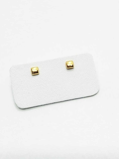 Aro cuadrado laminado en oro 18k.