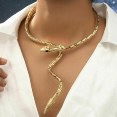 mujer usando  una gargantilla rígida con forma de serpiente dorada y una camisa blanca