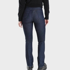 Jean elastizado corte recto azul estático con cintura alta, pasacintos y bolsillos para mujer. Vista trasera
