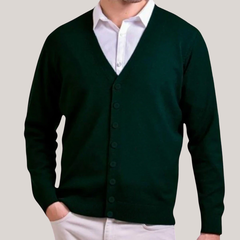 Cárdigan de hilo para hombre en color verde oscuro, con botones y cuello en V, usado sobre una camisa blanca. Talle M.
