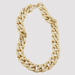 collar con diseño de cadena dorada de grandes eslabones con strass