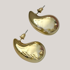 Aros en forma de gota, fabricados en acero dorado, con pasador.