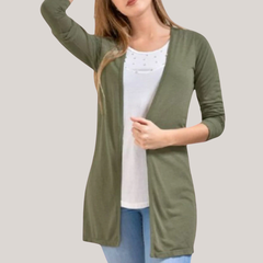 Saco spolverino modal para mujer en color verde oliva, usado sobre una camiseta blanca y jeans, ideal para primavera y verano.
