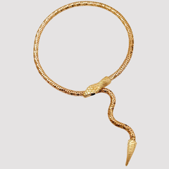 gargantilla rígida de metal dorado con diseño de serpiente 