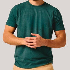 Remera de algodón de cuello redondo en color verde oscuro para hombre, con un diseño sencillo y cómodo. talle xl