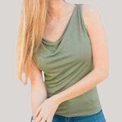 Musculosa de mujer con escote bote en color verde, ideal para el verano.