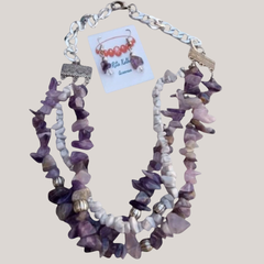 Conjunto de bijou artesanal con piedras amatistas y howlites naturales, con un diseño elegante y colorido.