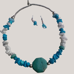 Conjunto de collar y aros artesanales con piedras turquesas, ágatas y howlites naturales, de la marca Rita Kalho.