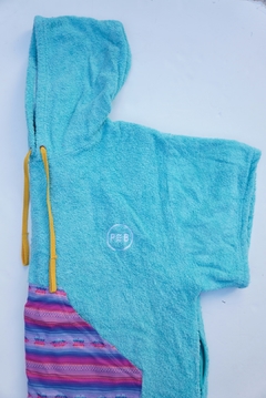 Poncho de surf marca PONCHÓ BEACH en internet