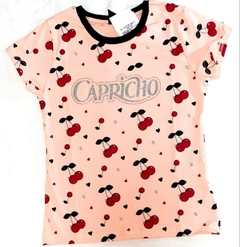 Camiseta juvenil feminina cor salmão  com estampa de cereja  e escrito Capricho na internet