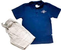 Conjunto infantil masculino com camiseta pólo azul escuro mais uma bermuda de moletinho cinza com cordão para amarrar