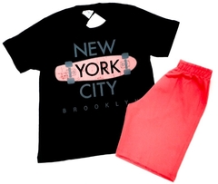 Conjunto infantil masculino de camiseta de algodão na cor preta com escrito NEW YORK CITY e uma bermuda de moletom na cor laranja - comprar online