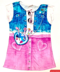 Vestido infantil feminino com estampa imitando uma camiseta com colete e óculos. - comprar online