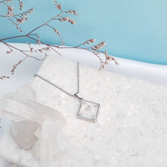 Colar Pirâmide Pedra Natural | Aço Inoxidável na internet