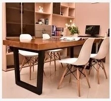 Mesa com pé retangular