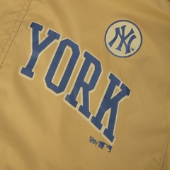 Jaqueta Corta Vento New Era New York Yankees Mostarda - 516175 - Style Loja | Skate, surf & streetwear