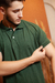 POLO AMNÉZIA VERDE MILITAR - comprar online