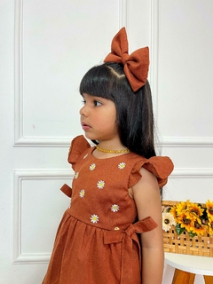 Vestido Helena bordado Caramelo - Acompanha Laço - Ello de Mamãe
