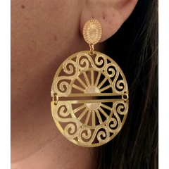 Brinco fotocorrosão banhado a ouro 18k na internet