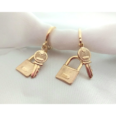 Argola articulada 2 pingentes chave e cadeado banhado a ouro 18k - comprar online