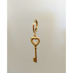 Brinco de argolinha articulada chave banhada a ouro 18k na internet