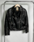 Campera engomada con pompones en cierre