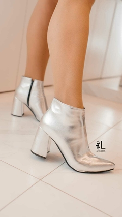Bota Caña Baja Color Plata Daila