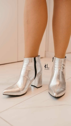 Bota Caña Baja Color Plata Daila en internet