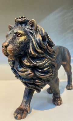 Estatueta leão caminhando acinzentado - comprar online
