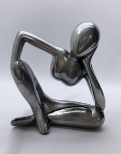 Estatueta mulher moderna na internet